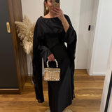Crna saten Abaya sa detaljima od crne cipke - slika 1
