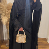Crna saten Abaya sa detaljima od crne cipke - slika 2