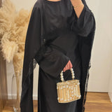 Crna saten Abaya sa detaljima od crne cipke - slika 3