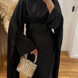 Crna saten Abaya sa detaljima od crne cipke - slika 5