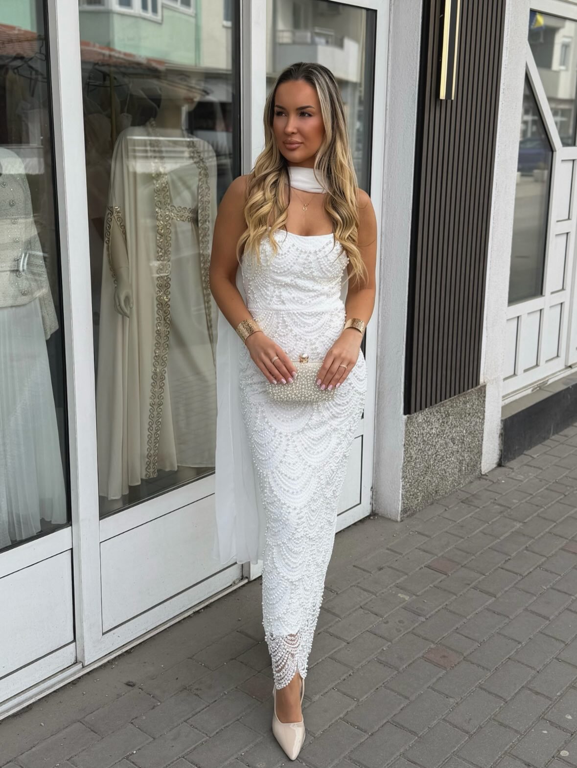 Bijela haljina ukrašena nježnim biserima donosi eleganciju, čistoću i bezvremens