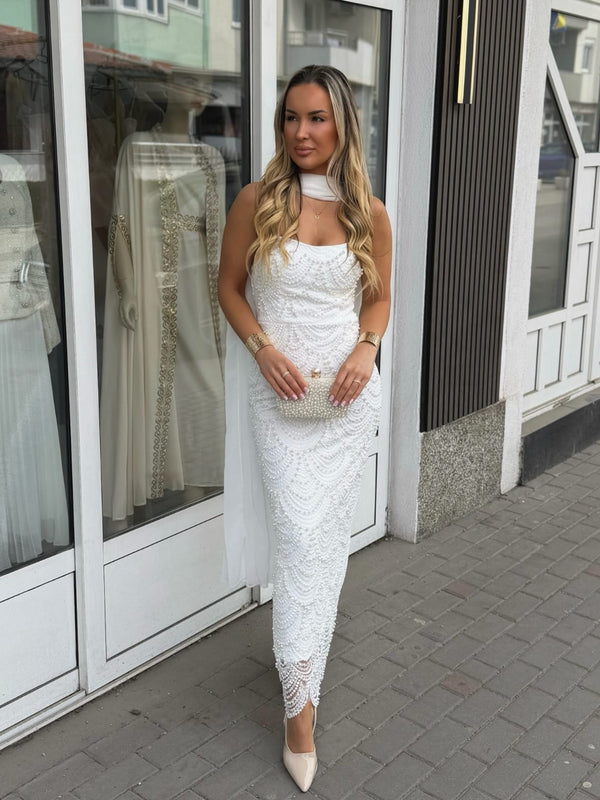 Bijela haljina ukrašena nježnim biserima donosi eleganciju, čistoću i bezvremens