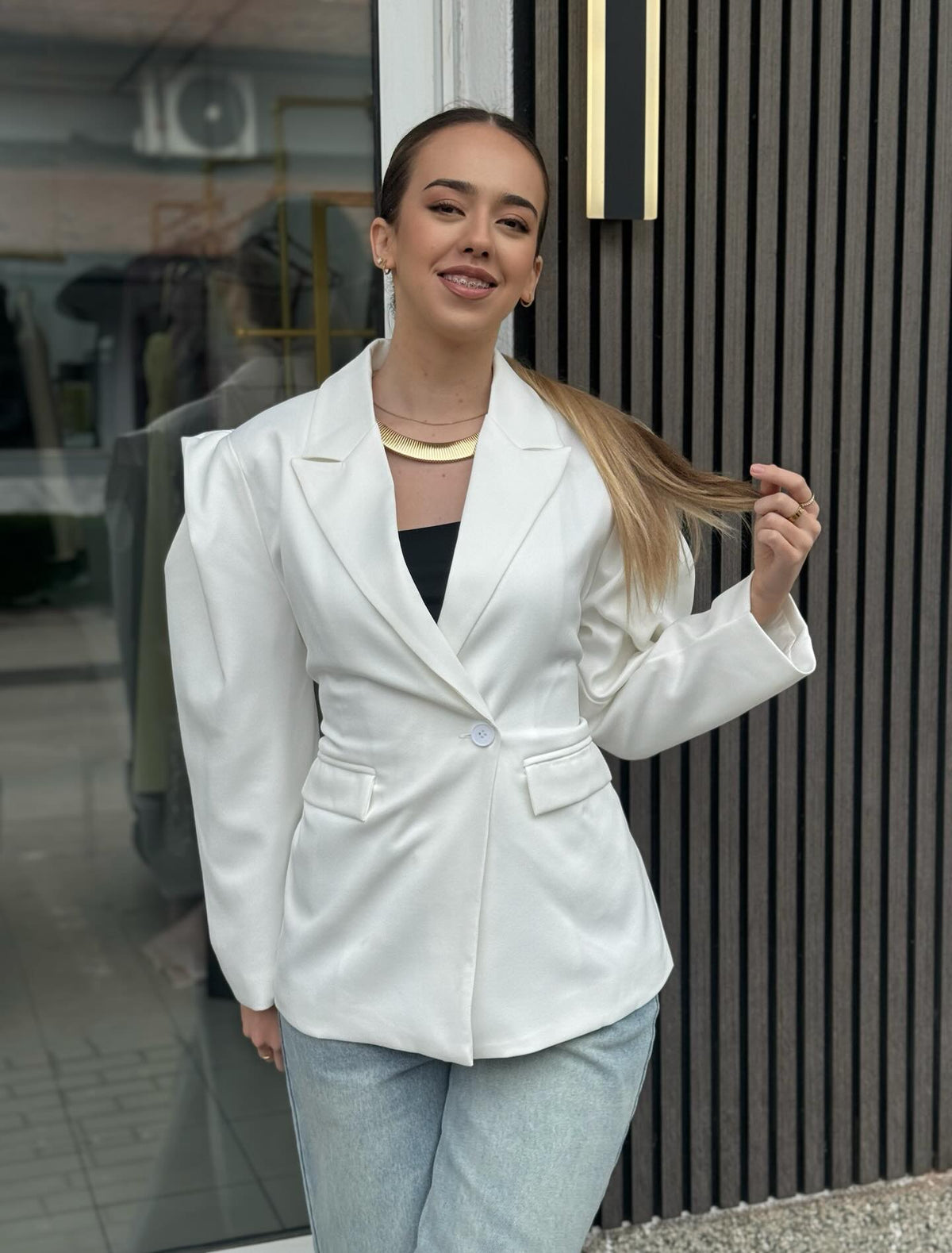 Sako koji se prilagođava vašem stilu, bijela boja