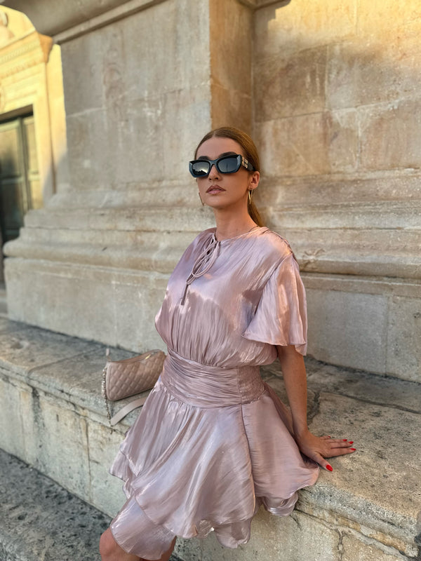 Predivna haljina od laganog materijala sa elegantnim sjajem