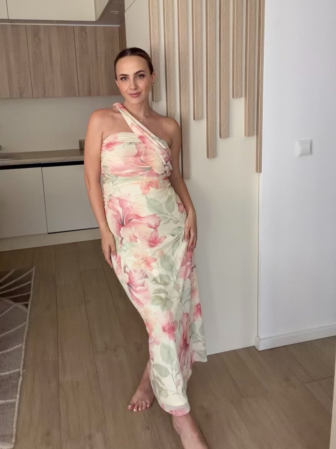 Duga cvjetna haljina na jedno rame sa dodatkom šala – elegantan ljetni model za posebne prilike 🌸✨