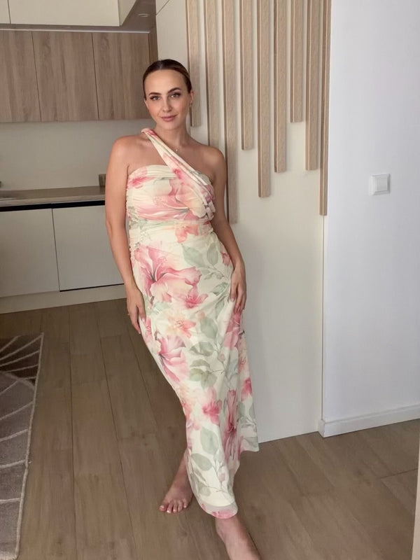 Duga cvjetna haljina na jedno rame sa dodatkom šala – elegantan ljetni model za posebne prilike 🌸✨