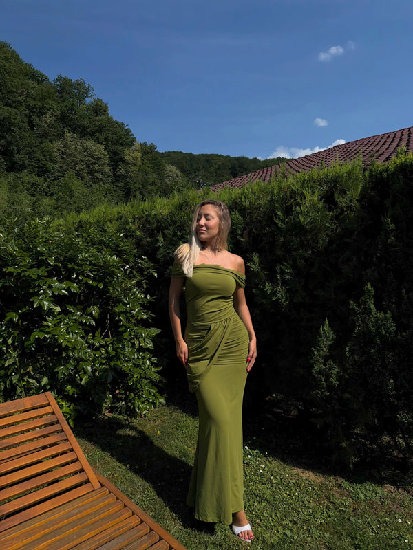 Maslinasto zelena duga haljina s drapiranim detaljima – elegantna ženska haljina
