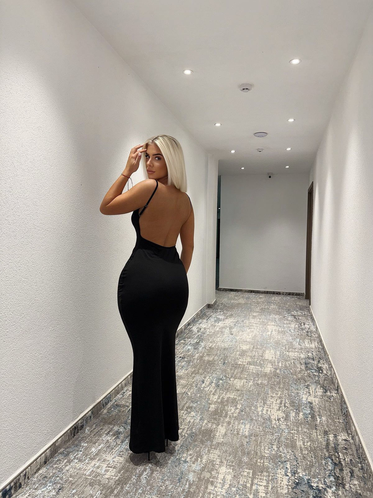Maxi crna haljina bez leđa 😍