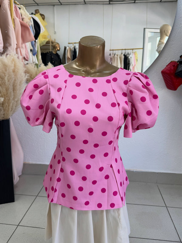 Roza ženska bluza na tufne s puf rukavima – elegantan i upečatljiv model🤍