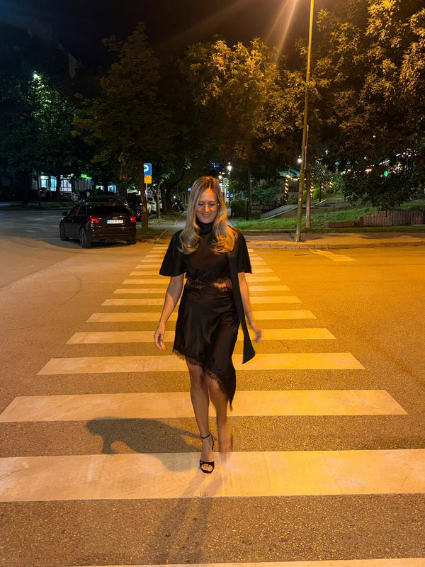🤎 Elegantna  haljina s čipkom i asimetričnim krojem.🖤