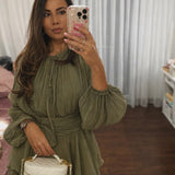 Elegantna maslinasto zelena satenska mini haljina s volanima i pojasom – nova boja 😍 - slika 3