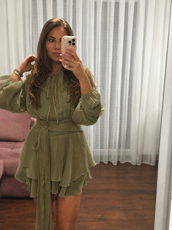 Elegantna maslinasto zelena satenska mini haljina s volanima i pojasom – nova boja 😍