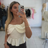 Elegantni ženski top u bež boji savršen je izbor za ženstvene i moderne kombinacije. - slika 4
