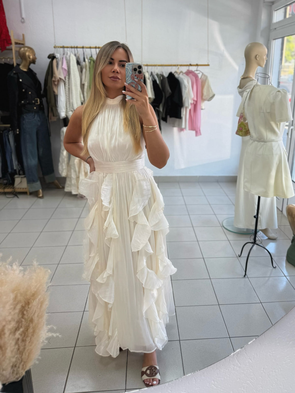 Elegantna maxi haljina koja ostavlja poseban utisak već na prvi pogled. 🤍✨