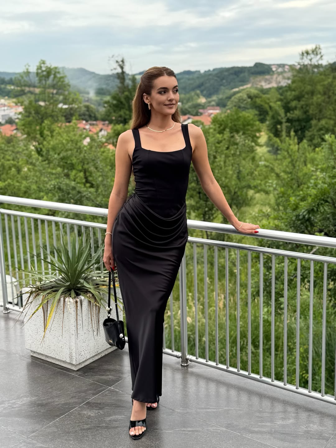 Elegantna maxi haljina - Savršen spoj elegancije i ženstvenosti