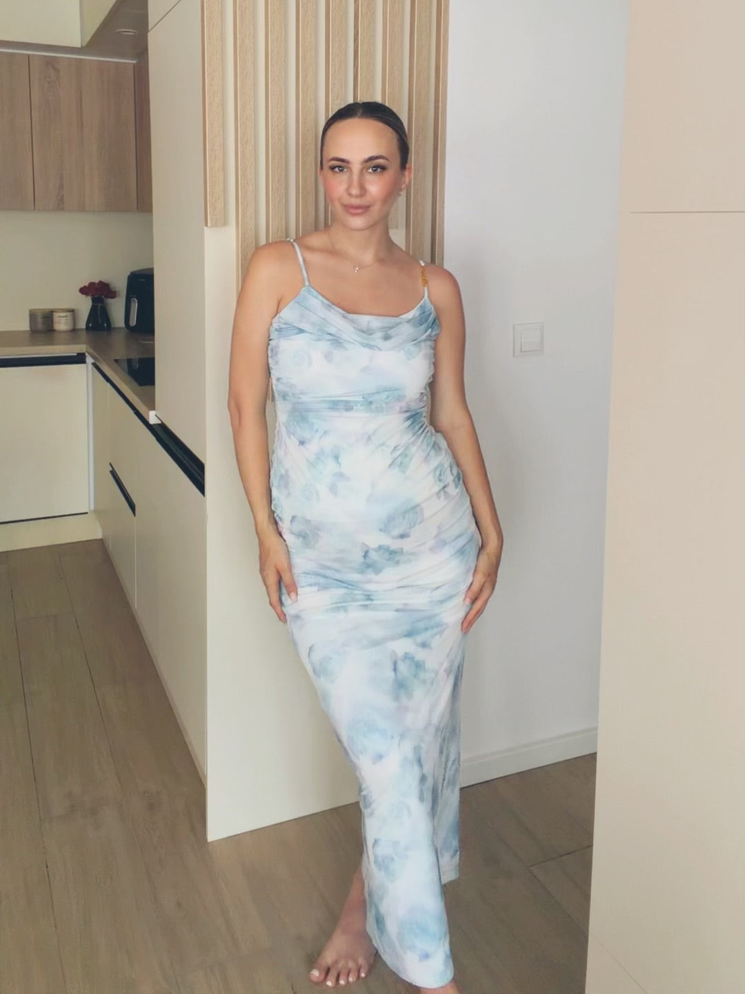 Prelijepa haljina nježnog dezena koja odmah osvaja svojim laganim i elegantnim izgledom 🤍