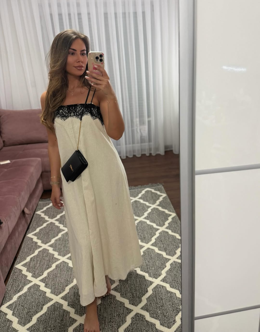Savrsen model lanene haljine sa detaljima od cipke koji je podizu na visi nivo