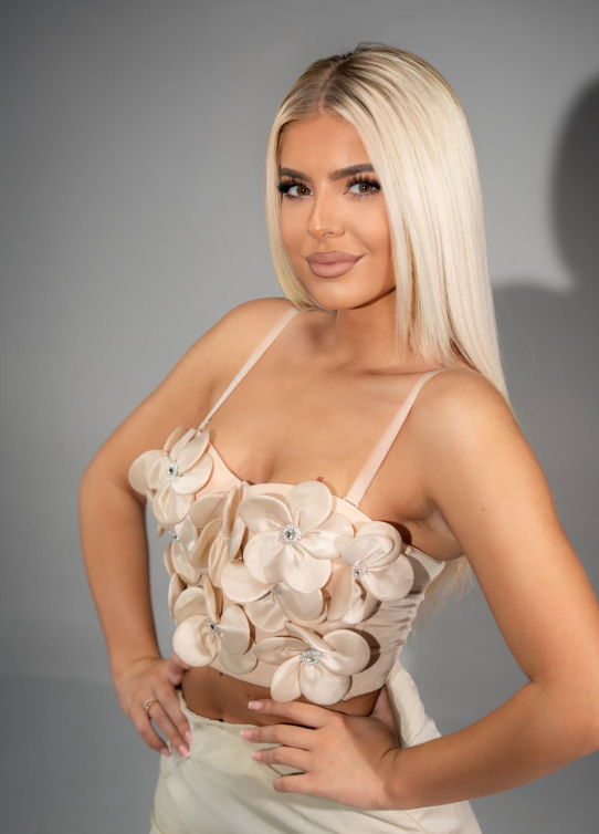 🌸 Elegantni top s 3D cvjetnim detaljima – veličina S 🌸