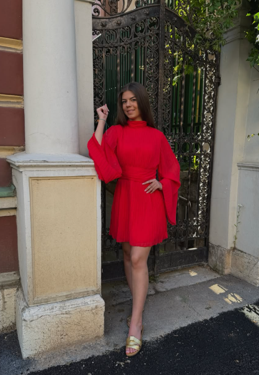 ✨ Crvena plisirana haljina – elegantna, ženstvena i upečatljiva ❤️