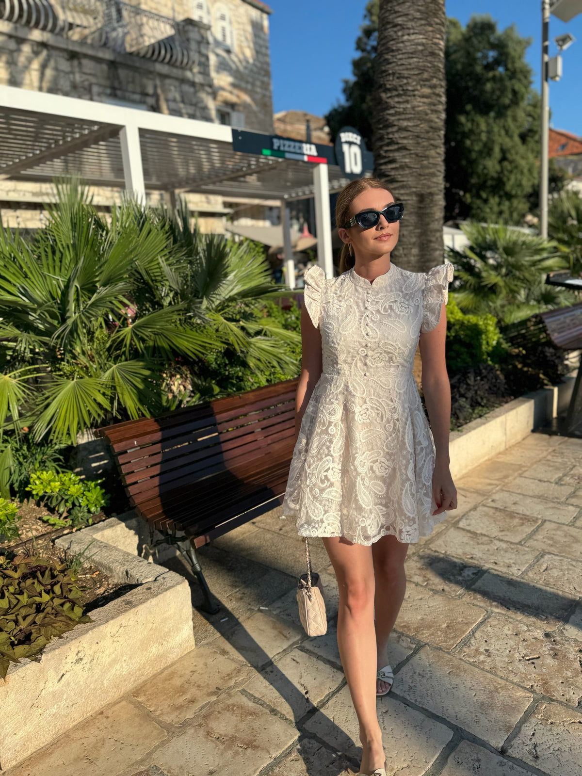Elegantna bijela čipkana haljina s volanima – romantični ljetni model ✨