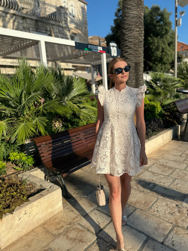 Elegantna bijela čipkana haljina s volanima – romantični ljetni model ✨