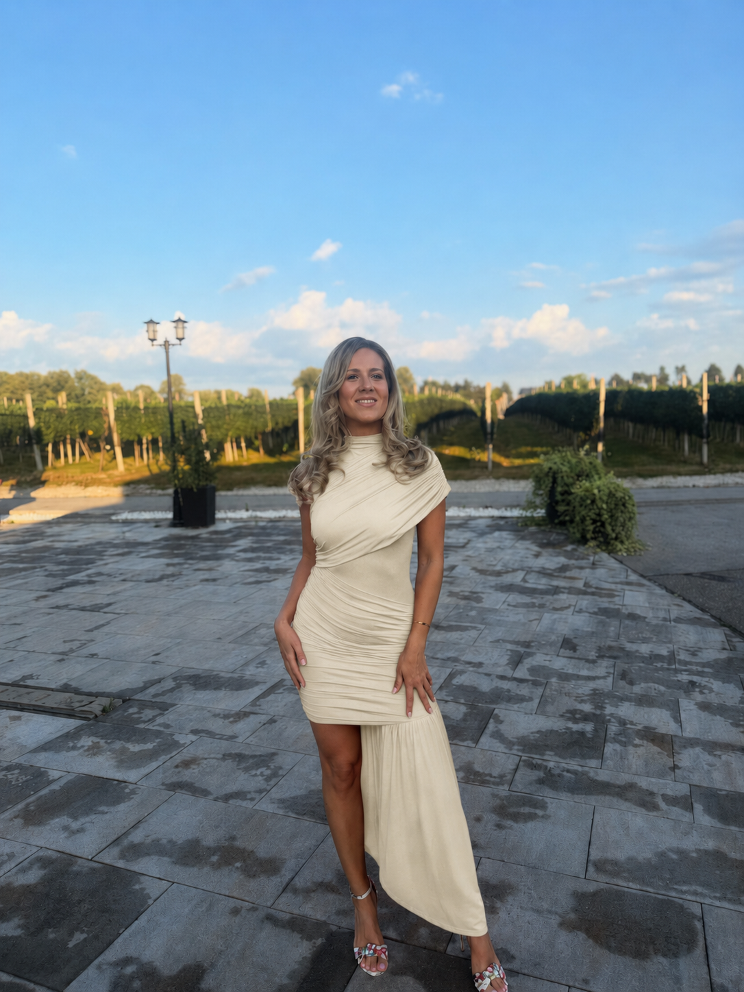 ✨ Elegantna bež haljina s asimetričnim krojem – 90 KM ✨