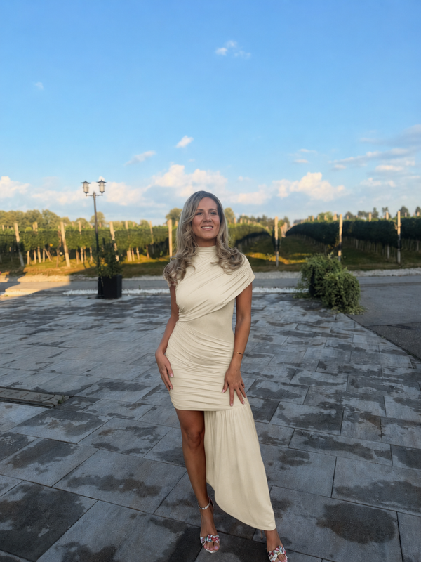 ✨ Elegantna bež haljina s asimetričnim krojem – 90 KM ✨