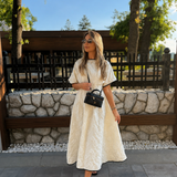 Elegantna bijela midi haljina s reljefnim cvjetnim uzorkom i crnim detaljima. - slika 1