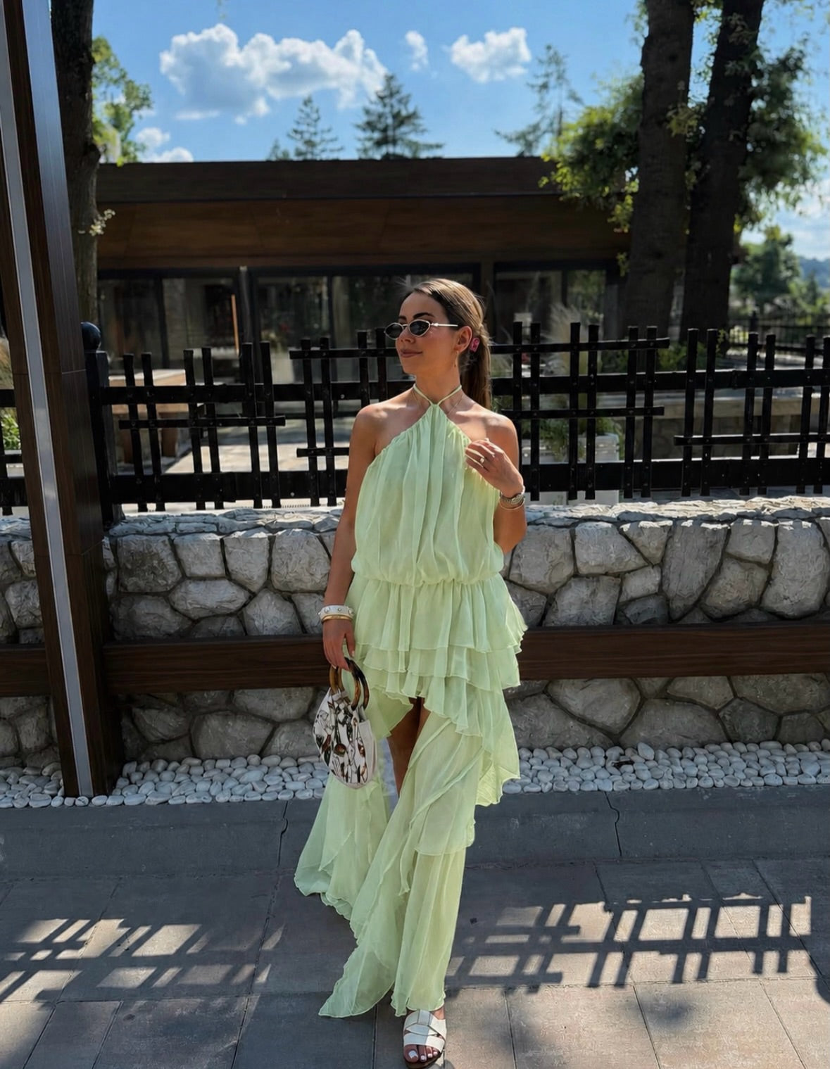 Elegantan i upečatljiv model koji spaja udobnost, ženstvenost i savremeni ljetni stil.